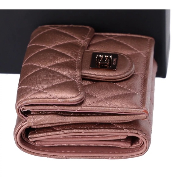 CHANEL Reissue 2.55  Trifold Compact Wallet Rose Gold Lambskin Leather Full Set - Picture 4 of 7